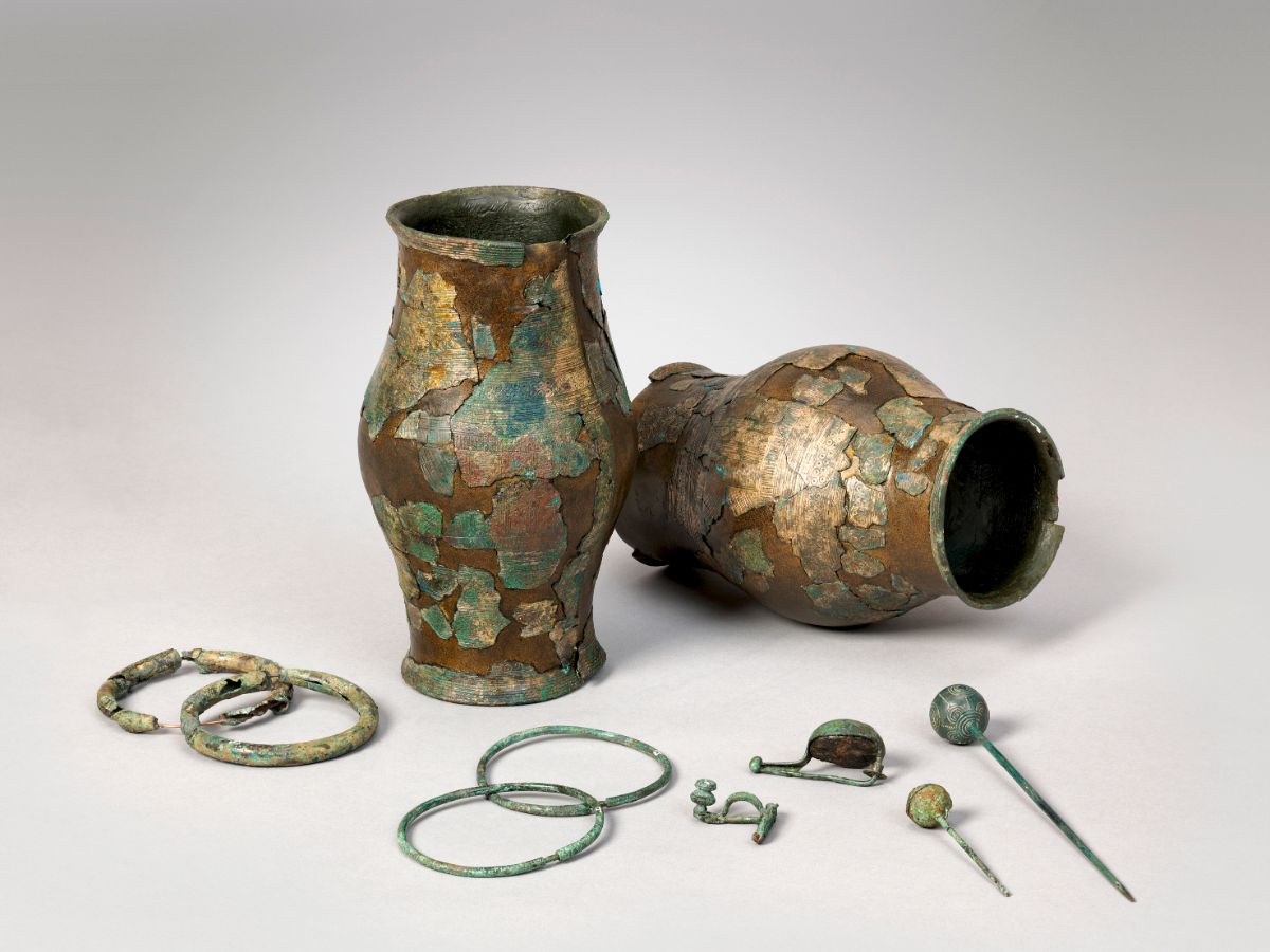 Bronceschmuck aus Grabügel der Keltengräber: Armbänder, Arm- und Beinringe, Fibeln, Nadeln